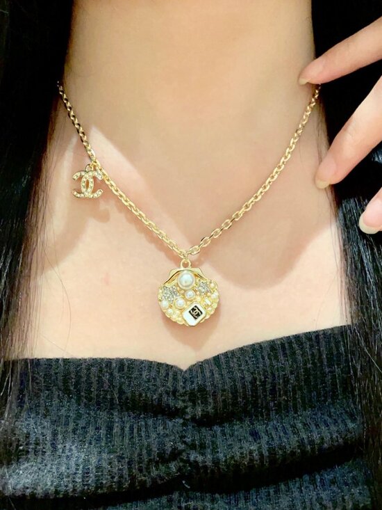 Chanel Shell Necklace - Picture 4 of 8